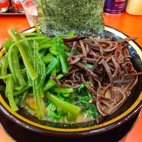 「ラーメン（並）＋キクラゲ＋茎わかめ（￥1,000）」@横浜家系ラーメン 大輝家の写真
