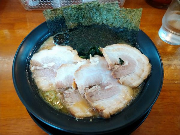 「豚骨醤油ラーメン　チャーシュー麺　950円　麺・味普通、油少なめ」@横浜家系ラーメン せんげん家の写真