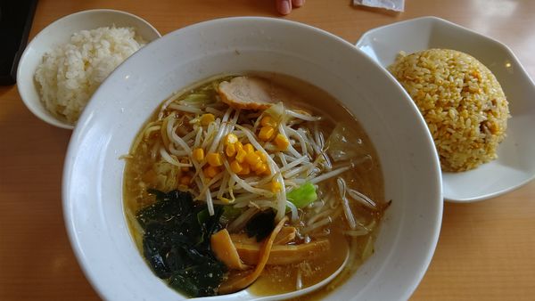 「しおラーメン(Aセット)(ライス無料)」@らーめん ともや 高崎店の写真