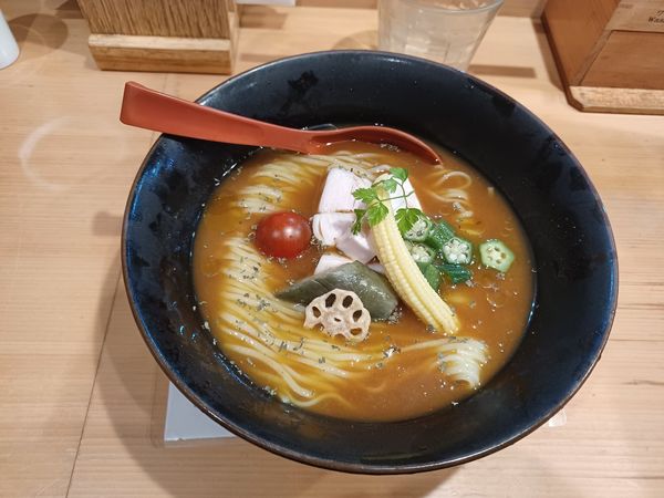 「冷たいスパイスカレーらー麺（期間限定）」@焼きあご塩らー麺 たかはし 銀座店の写真