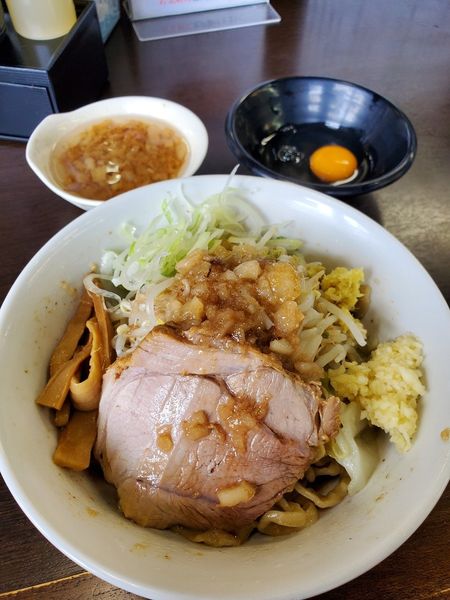 「油そば小　にんにく　しょうが　あぶら　生たまご」@ラーメンどでん 大宮店の写真