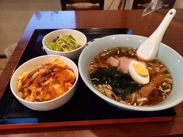 「ラーメン+天津丼、サラダ、おしんこ付」@中華レストラン 新ポン太の写真