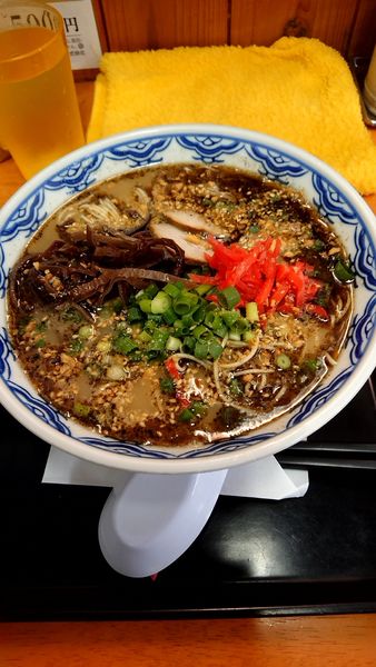 「黒ラーメン650円替え玉5個無料」@由丸製麺所の写真