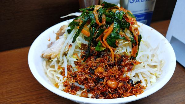 「大ラーメン(豚2枚)・エビッチョラー油・ニラキムチ」@ラーメン二郎 横浜関内店の写真