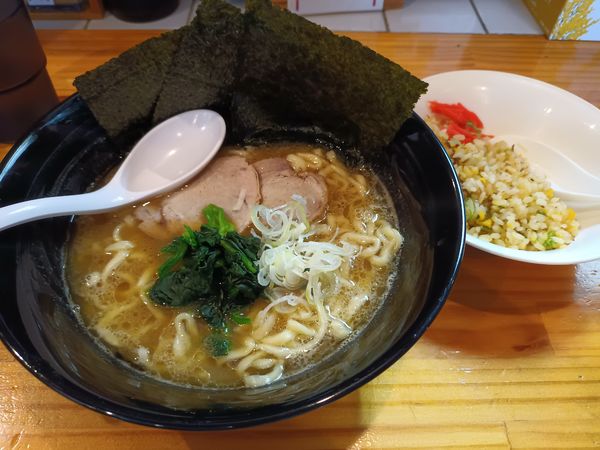 「定番ラーメン、半チャーハンセット」@炭焼厨房 呼々家 草津店の写真