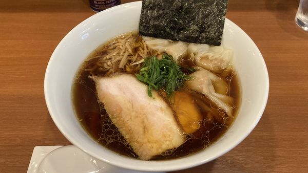 「ワンタンラーメン（醤油）」@自家製手もみ麺 鈴ノ木の写真