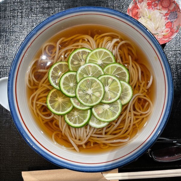 「すだちの冷かけそば」@手打ちそば みや川 グランスタ八重北店の写真