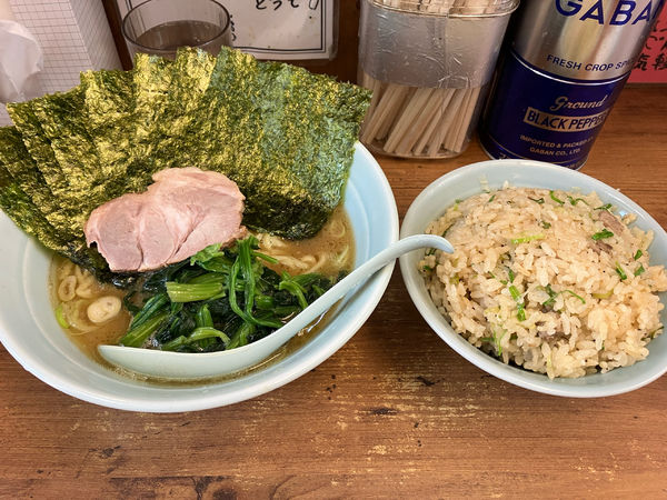 「ラーメン（かため）チャーシューご飯（サービス）」@横浜ラーメン 武蔵家 国領店の写真