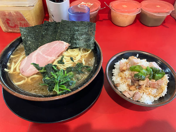 「ラーメン（大盛りかため）賄い飯セット」@家系ラーメン とらきち家の写真