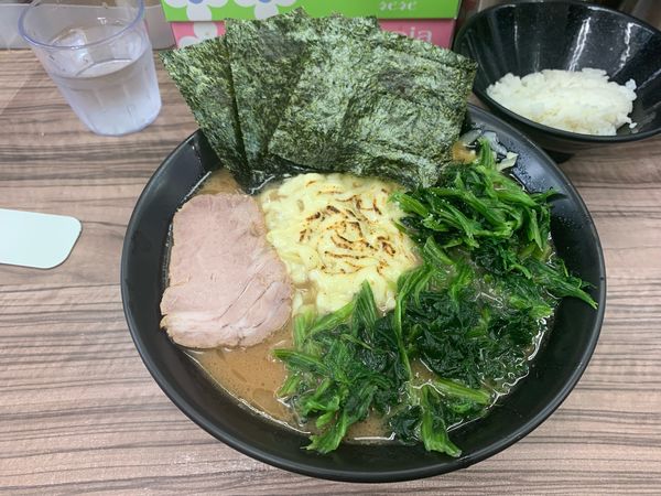 「ホウレン草ラーメン＋炙りチーズ＋ご飯(無料)」@家系らーめん 武蔵家 川越店の写真