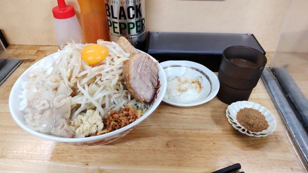 「小ブタ4枚汁なし  玉ねぎ  とろろ  魚粉」@ラーメン 登良治郎の写真