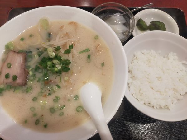 「トンコツラーメンと半ライスセット」@徳勝樓 三ノ輪店の写真