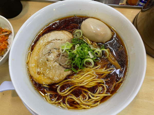 「右ストレート　煮卵トッピング」@友愛亭の写真