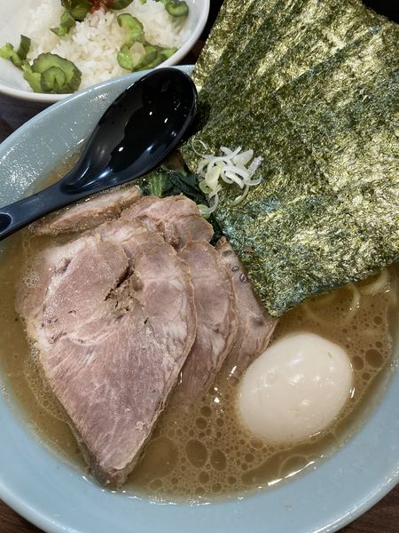 「ラーメン全部乗せ ＋ 半ライス」@横浜家系らーめん侍 渋谷本店の写真