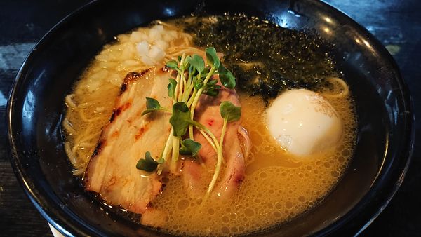 「鶏豚骨 白＋ラーパスで半熟味玉」@麺双 架論の写真