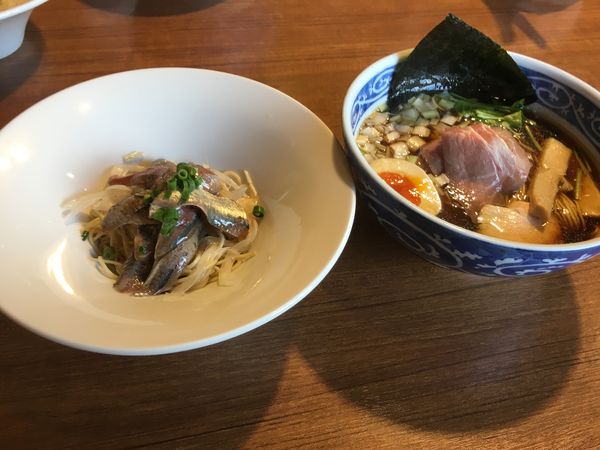 「煮干しそば黒醤油＋いわしそば」@寿製麺よしかわ 川越店の写真