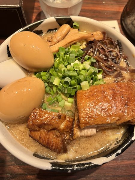 「白無骨ら〜麺　味玉トッピング（1150円＋100円）」@麺屋武蔵 武骨の写真
