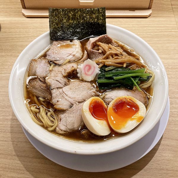 「チャーシューメン＋味玉」@長岡食堂 東京ラーメン横丁店の写真