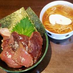 【日替り定食】カツオマグロ漬け丼＋ミニ冷し煮干そば ￥800