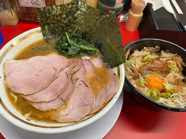 「チャーシューメン（5枚）¥1,050　TKG ¥280」@家系ラーメン王道家直伝 との丸家 船橋店の写真