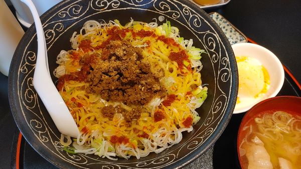 「麻辣油そば　中　温玉トッピング」@麺屋かとむら 浅間店の写真