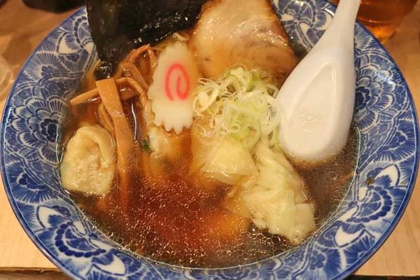 「ワンタン麺　730円」@肉厚わんたん麺と手作り焼売 ら麺亭 浅草支店の写真