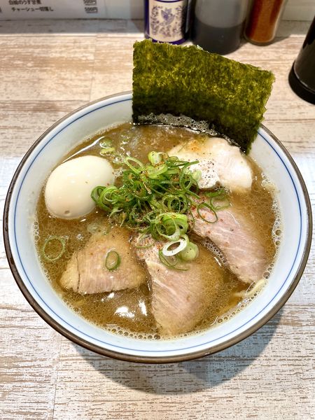 「【気まぐれ限定】手火山かつおとばいかんうるめの中華そば」@中華そば 四つ葉の写真