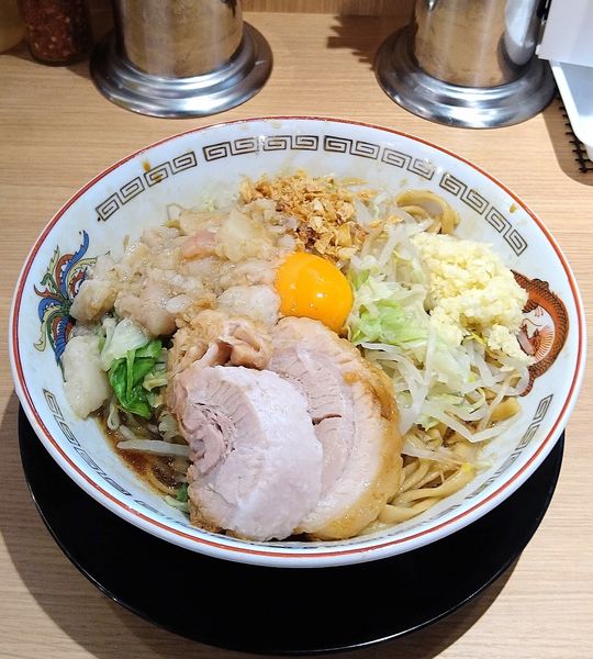 「小ラーメン 830円＋汁なしに変更 100円」@ラーメン豚山 東京ラーメン横丁店の写真