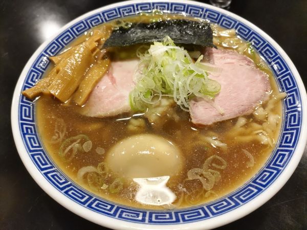 「特製手揉み煮干しそば大盛り（1220円）」@AKEBIの写真