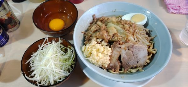 「アブラそば（麺半分）+白ネギ、サービス生卵」@ラーメン富士丸 平塚店の写真