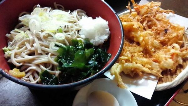 「天ぷらそば（冷）大盛り￥６８０」@蕎麦 さだはる 西新橋店の写真