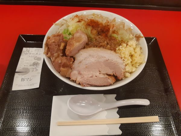 「中ラーメン+ブタ（味薄目、麺やわ）」@立川マシマシ イオン橋本店の写真