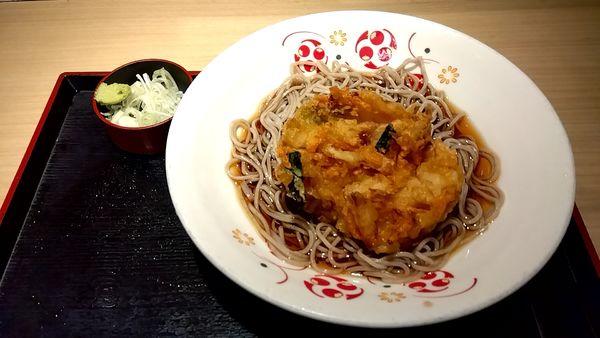 「冷やしかき揚げ天そば（４６０円）」@いろり庵きらく 田町店の写真