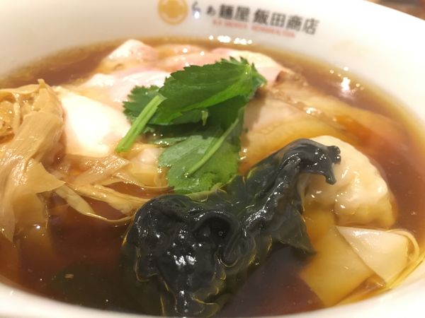 「ワンタン入りしょうゆらぁめん」@飯田商店 湯河原本店の写真
