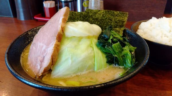 「#ラーメン #800円 #キャベツ #100円 #ライス #15」@弐七家の写真