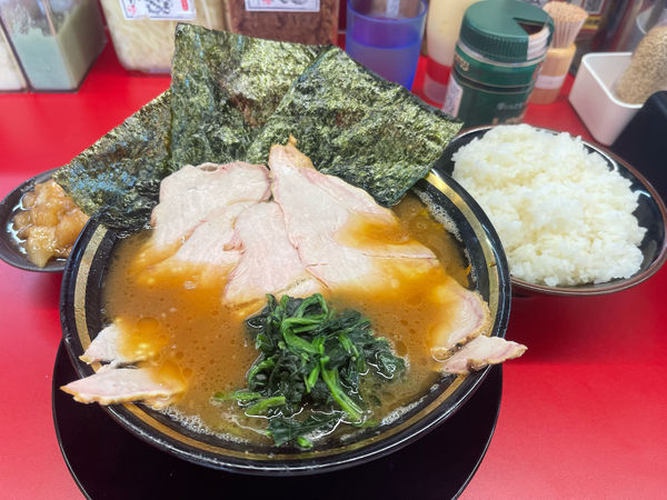 「チャーシューメン（3枚）＋ライス大盛り＋サービス味付け背脂」@王道家直伝 との丸家 八潮店の写真