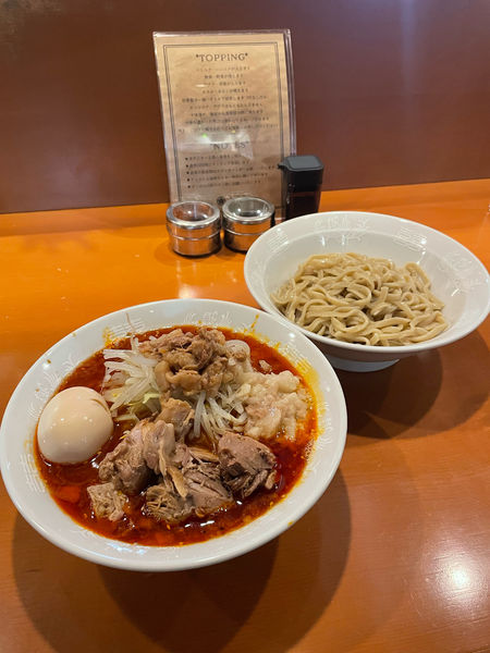 「紅つけ麺　煮卵」@麺屋 長次郎の写真