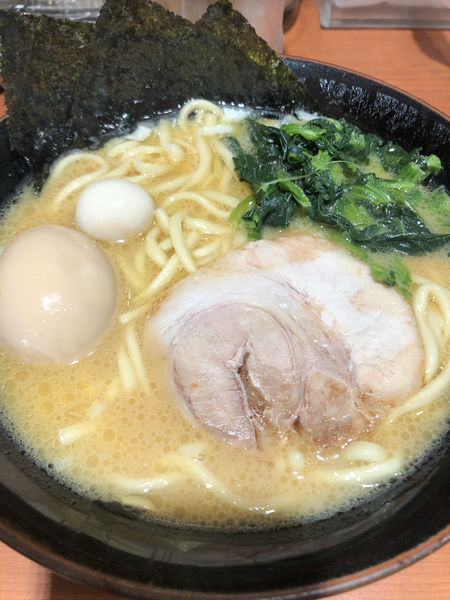 「味玉ラーメン」@横浜家系ラーメン 吉祥寺家の写真