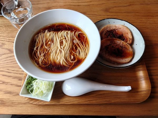 「かけ　丸鶏しょうゆ＋あぶりチャーシュー」@麺屋 花枇の写真