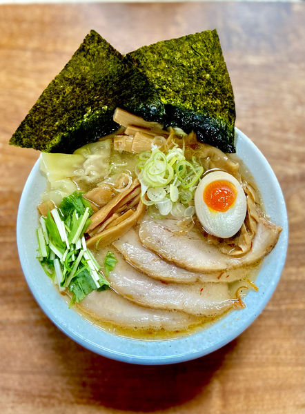 「うま塩ラーメン【全部のせ+肉ワンタン】」@麺家 ゐをりの写真