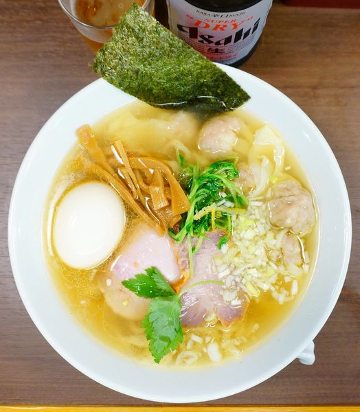 「手打ちわんたん麺（塩）＋味玉＋瓶ビール（中瓶）」@中華そば 麦笑 本所吾妻橋店の写真