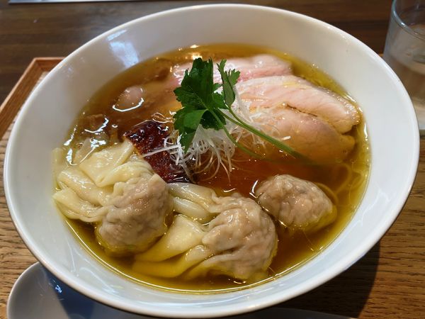 「白醤油わんたん麺」@らぁ麺 紫陽花の写真