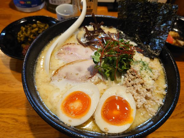「【8周年記念】手もみ麺 鶏塩白湯そば900円 他」@麺屋 鶏口の写真
