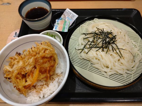 「（１０～１６時限定）なか卯のざるうどんランチコンビ　６００円」@なか卯 東京駅丸の内北口店の写真