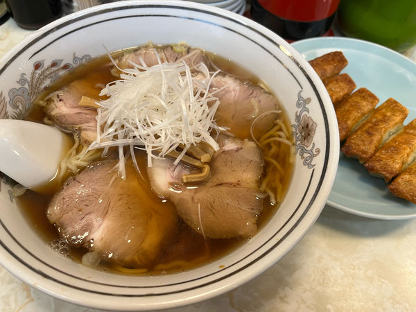 「チャーシューメン ¥850  王さまの餃子 ¥420」@餃子の王さまの写真