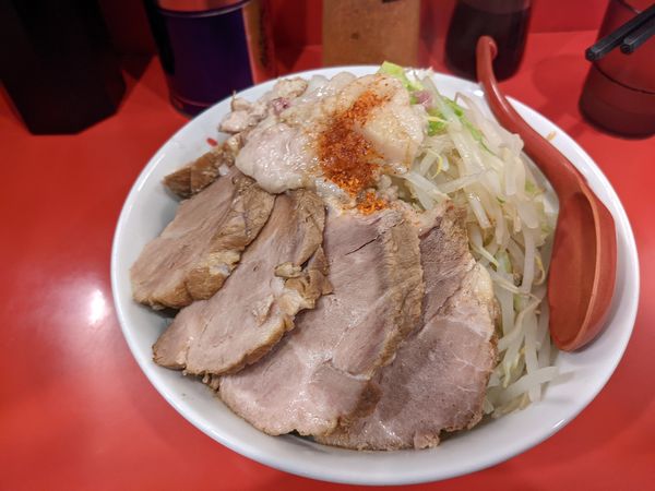 「汁なし+豚マシ（ニンニクヤサイカラメ）」@らーめん こじろう526 鶴見店の写真