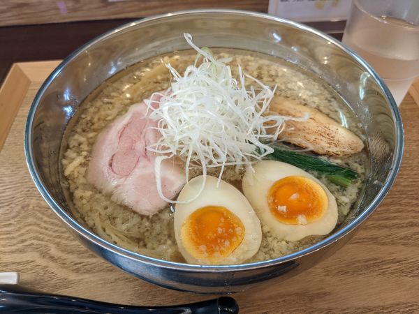 「にんにく醤油+味玉」@RAMEN ブリキの木こりの写真