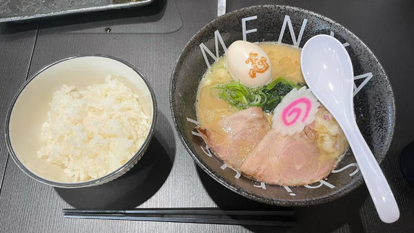 「鷄とん塩+煮卵(サービスライス付)」@麺や 志の写真