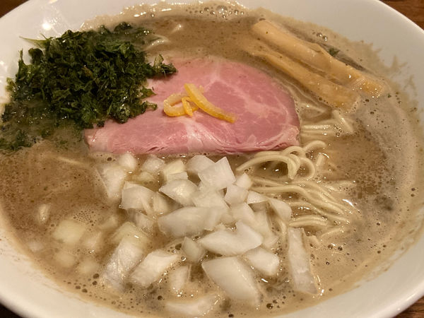 「とんこつ煮干しそば」@麺屋らんまるの写真