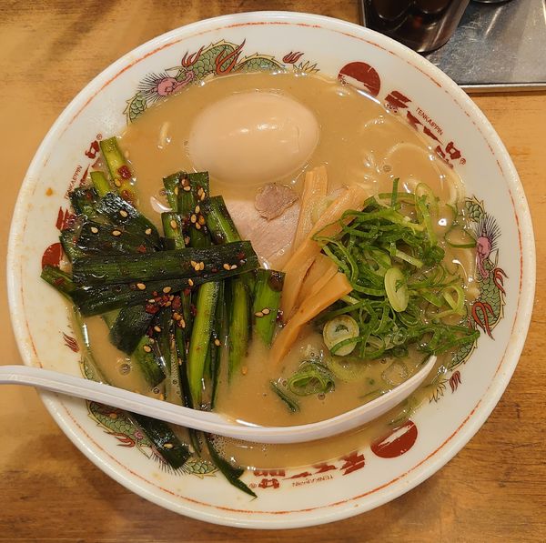 「ニラニンニクラーメン+味玉(1220円)」@天下一品 大宮東口店の写真